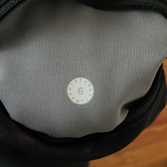 Almost new speed up leggings, great for running or CrossFit. - Picture 3 of 5